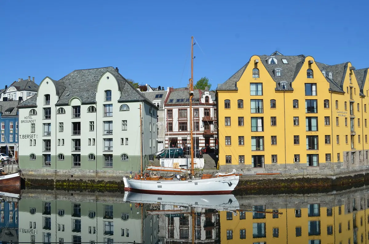 Ålesund Architecture Travel Seasons Guide 2025