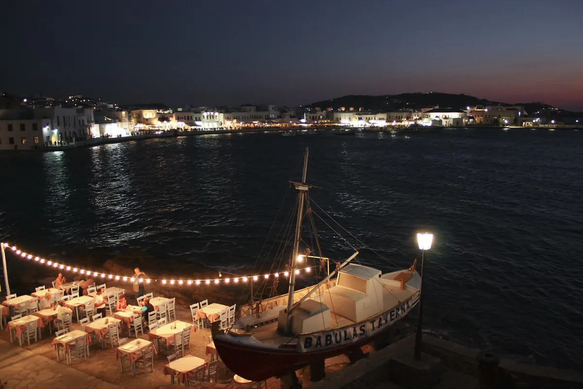 Hora Mykonos Nightlife Guide: Best Bars & Clubs 2025