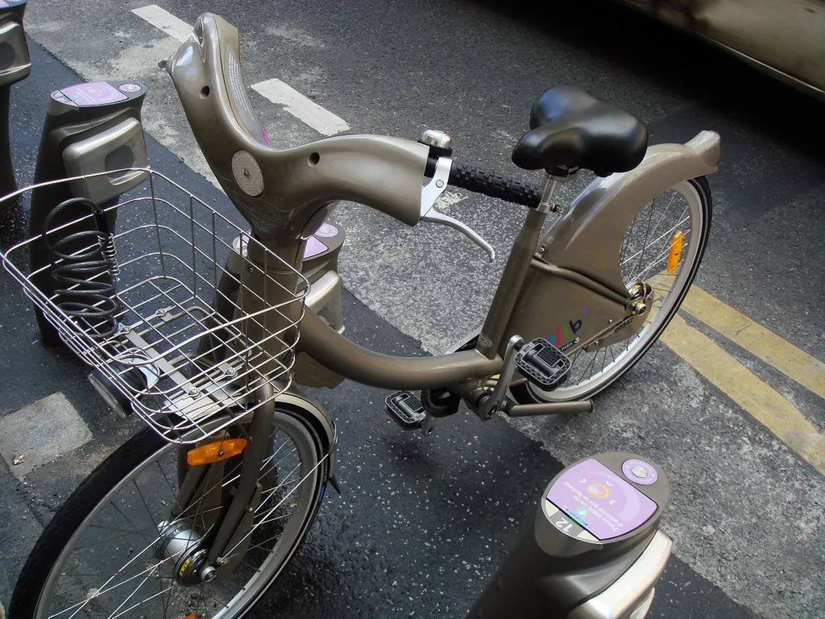 Your Guide: How to Use the Paris Metro in 2025