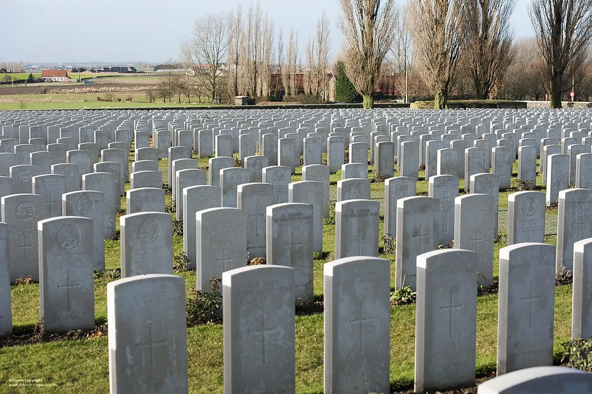 Your Essential Guide to a Tyne Cot Cemetery Visit